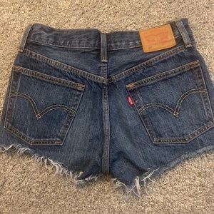 Women’s Levi cutoff shorts 26